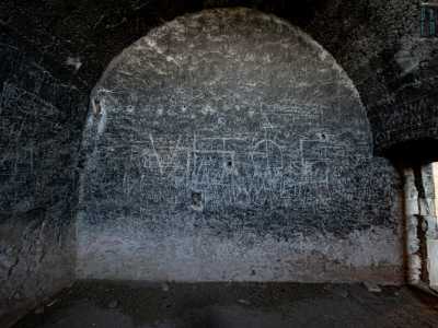 Uno di questi � interamente ricoperto da scritte di vandali e il nero delle pareti e dei pavimenti fa presumere che siano stati appiccati dei fuochi